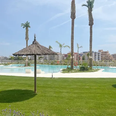 Global Properties, Con Terraza Y Vistas A La Piscina En Gran Canet Apartment *